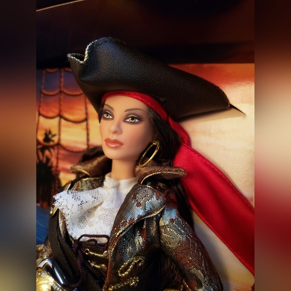 Collector's Gold Label 2007 "Pirate Barbie" - New w/ Certificate of Authenticity - Picture 7 of 15